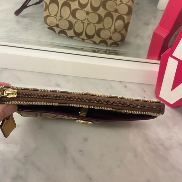 COACH PARK SIGNATURE MEDIUM WRISTLET WITH POCKET- BROWN WITH BURGUNDY TRIM - Picture 9 of 13